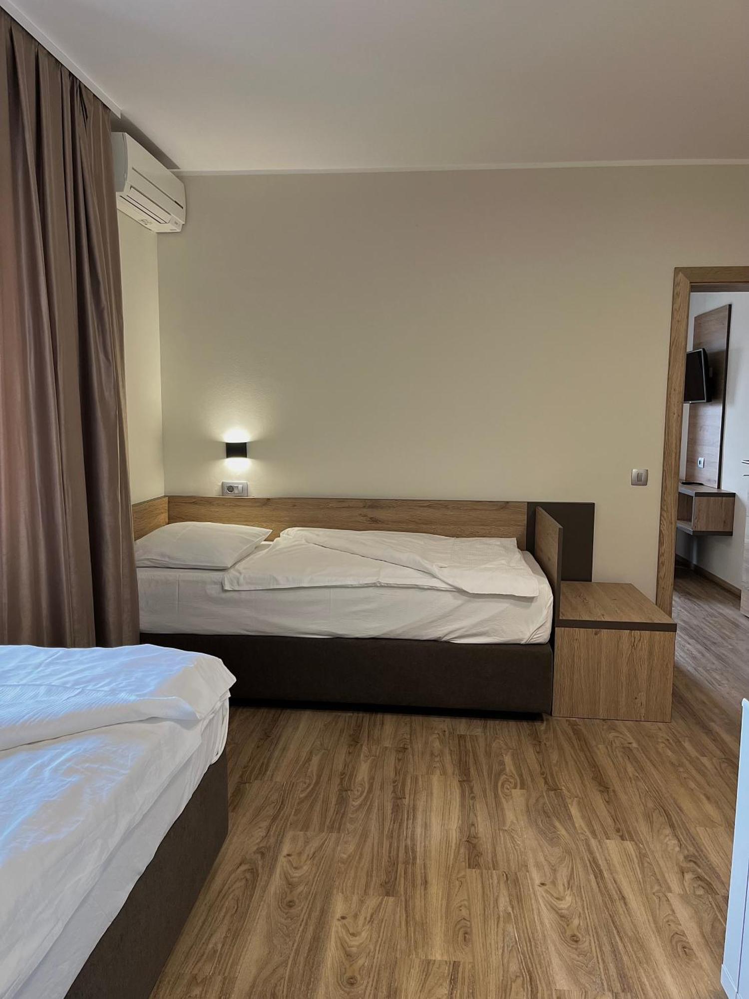 Hotel Roskar プトゥイ エクステリア 写真